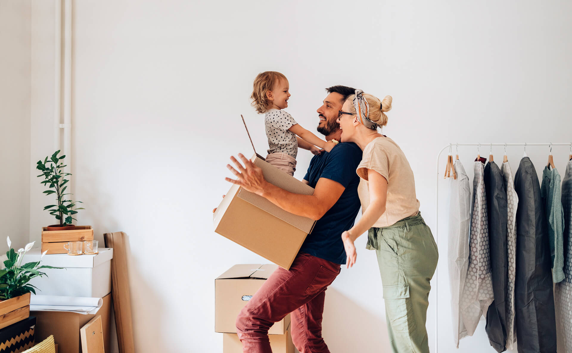 dad-lift-her-daughters-with-box