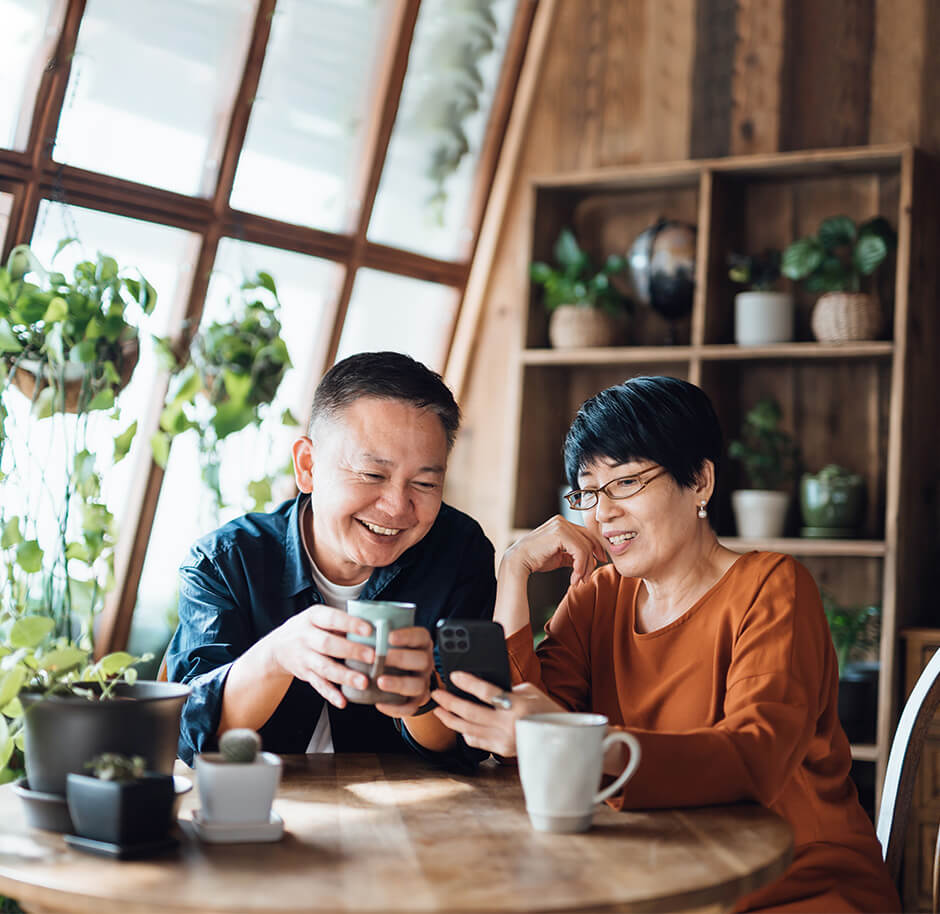 old-couple-drinking-tea