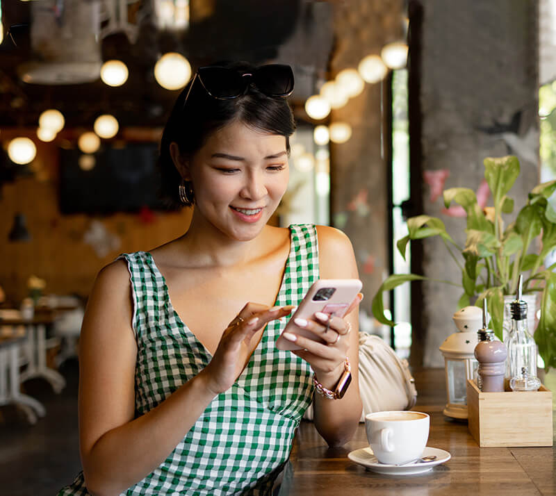 woman-in-restaurant-image