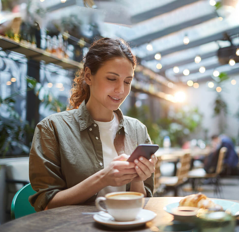 woman-using-mobile-to-chat